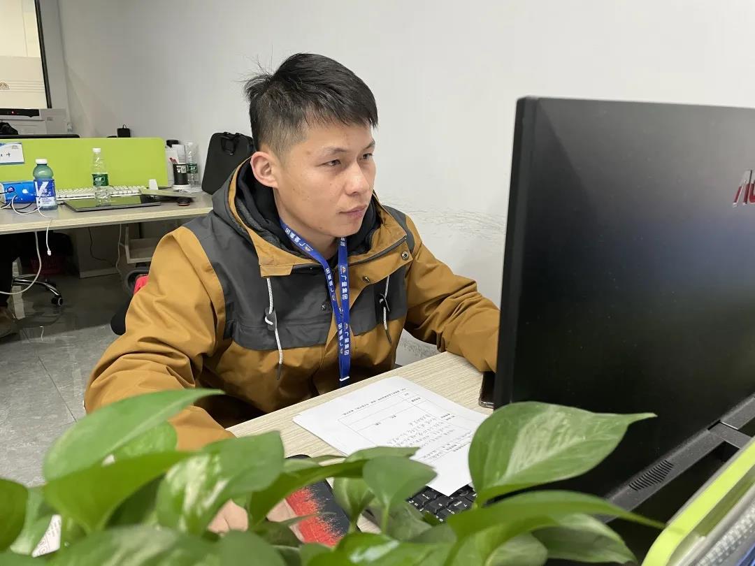 喜讯丨尊龙Z6官方网站测绘公司熊慈斌喜提“广东省手艺能手”声誉称呼！！