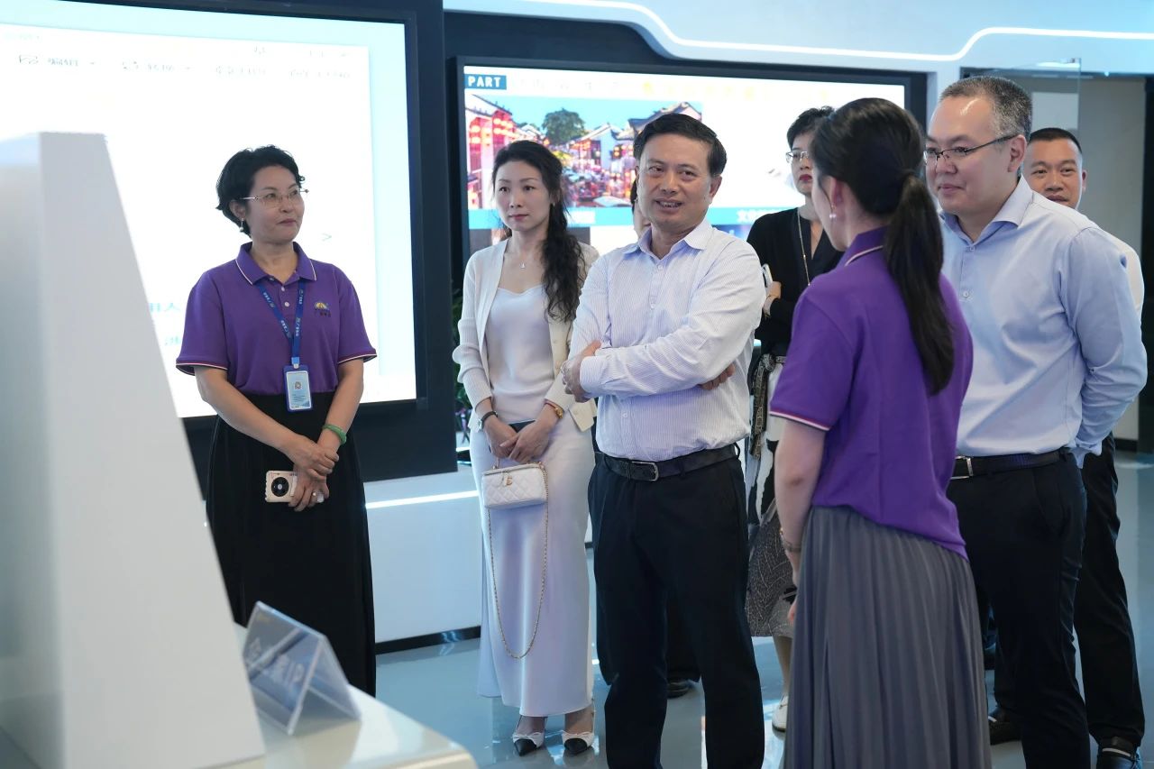 民盈集团、天安数码城向导一行莅临尊龙Z6官方网站集团旅行交流