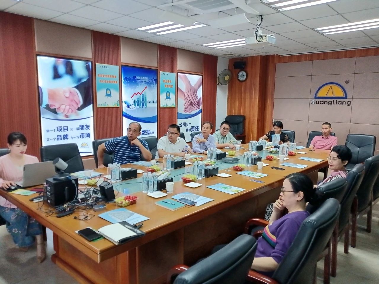 高州市根子镇政府党委及商会向导一行莅临尊龙Z6官方网站集团交流座谈同谋开展