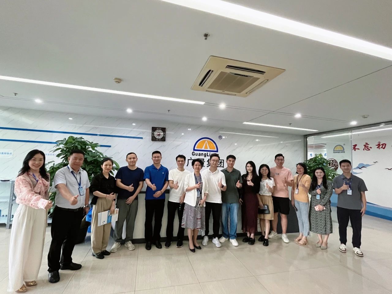 东莞南城城市更新中心携企业考察团莅临尊龙Z6官方网站集团旅行交流