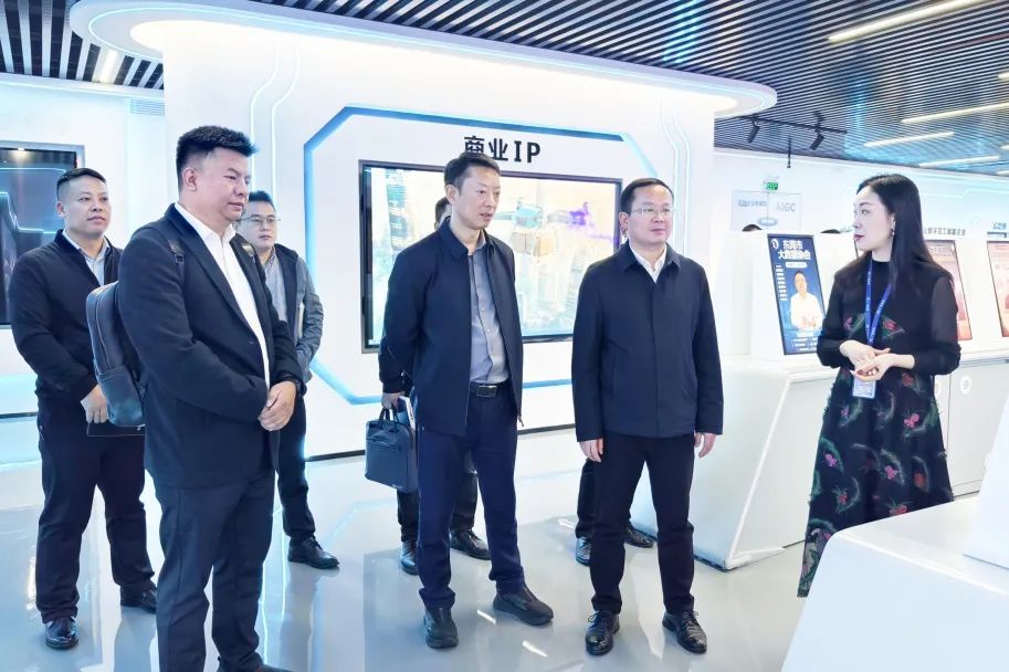 铜仁市大数据局党组书记、、、局长雷宏一行莅临尊龙Z6官方网站集团旅行交流