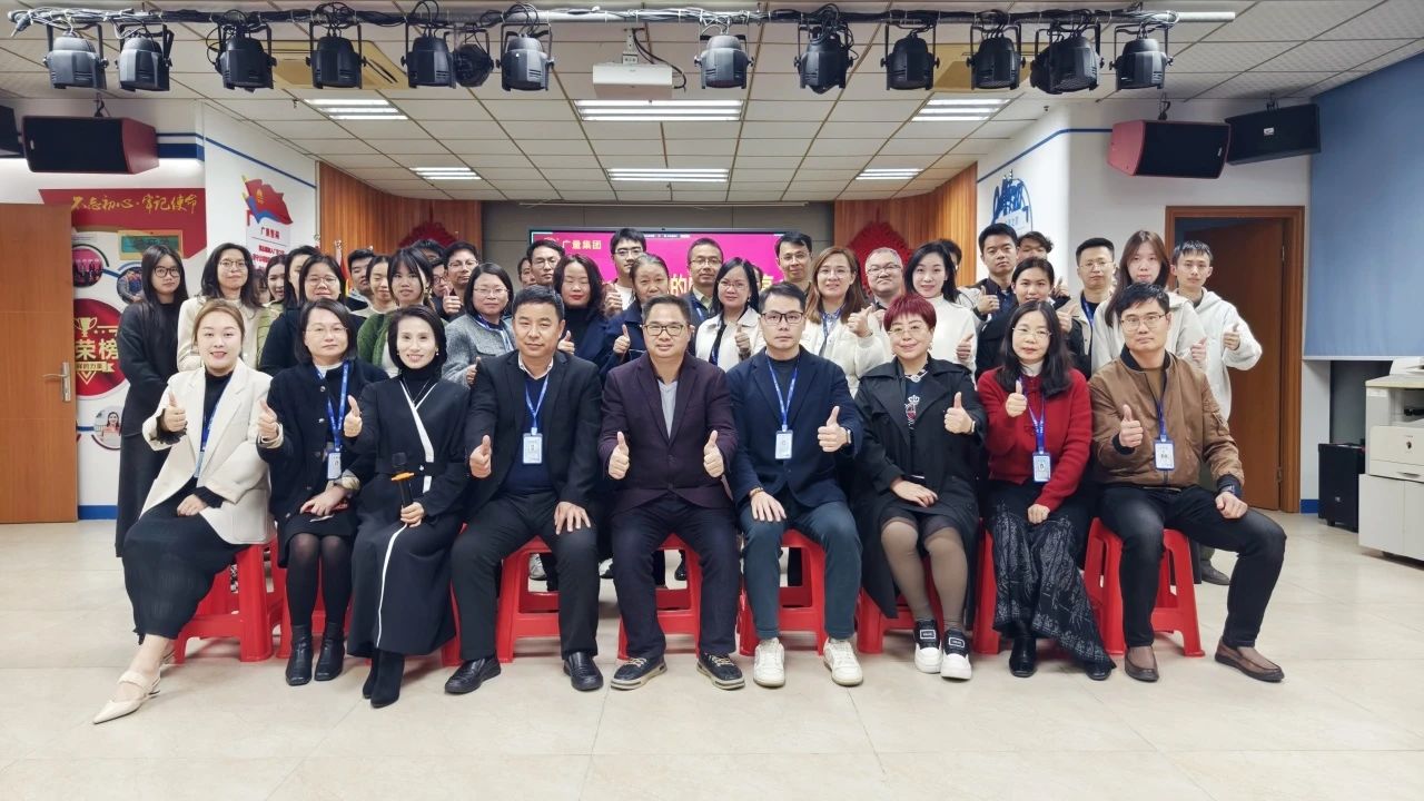 尊龙Z6官方网站商学院丨《DeepSeek与AI应用》专题培训会：我们要成为改变的提倡者